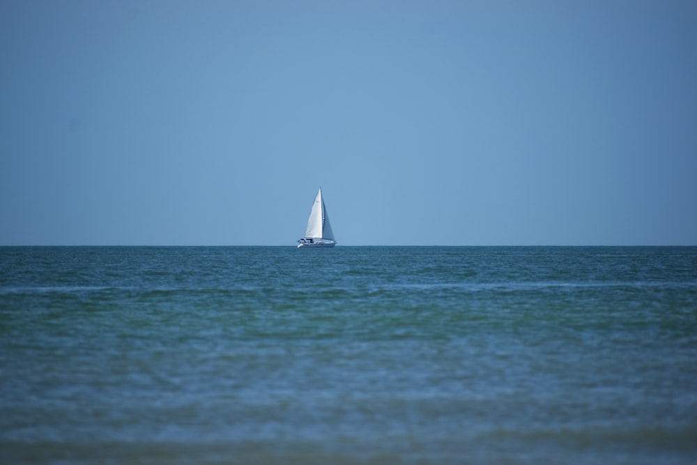 barca a vela bianca in mare durante il giorno