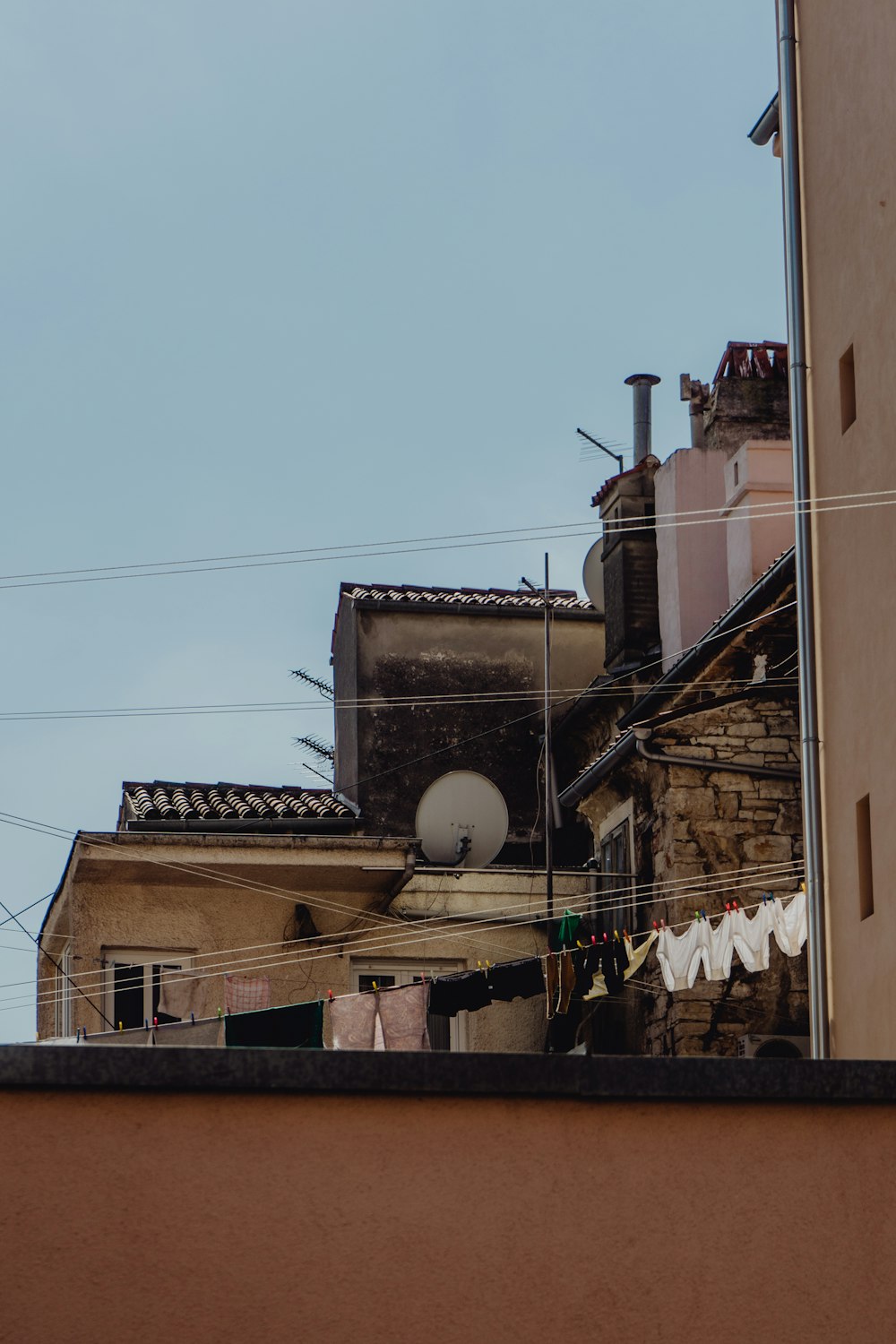 weiße Satellitenschüssel auf dem Dach