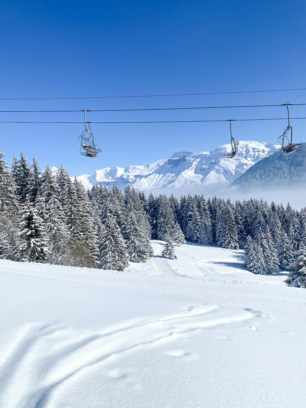 teleférico sobre a montanha coberta de neve