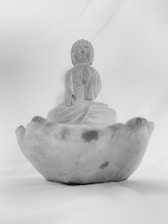 An inspiring image of 丹波老師 in a meditative pose.