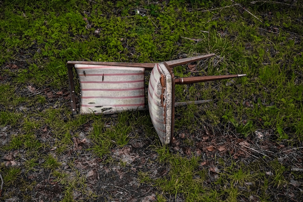 緑の芝生のフィールドに白い木製のベンチ