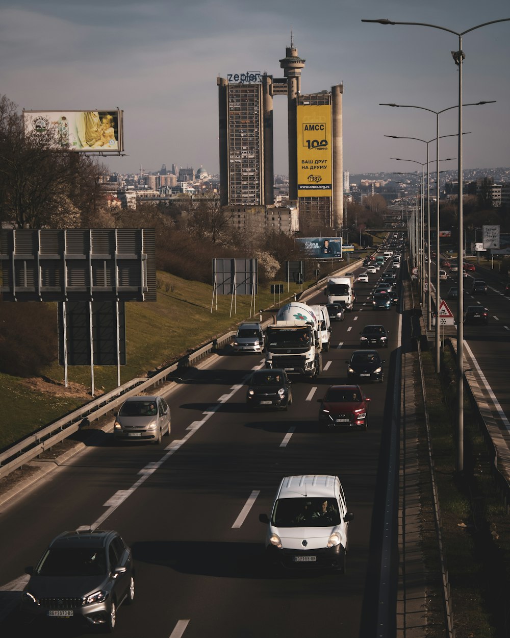 Coches en la carretera durante el día