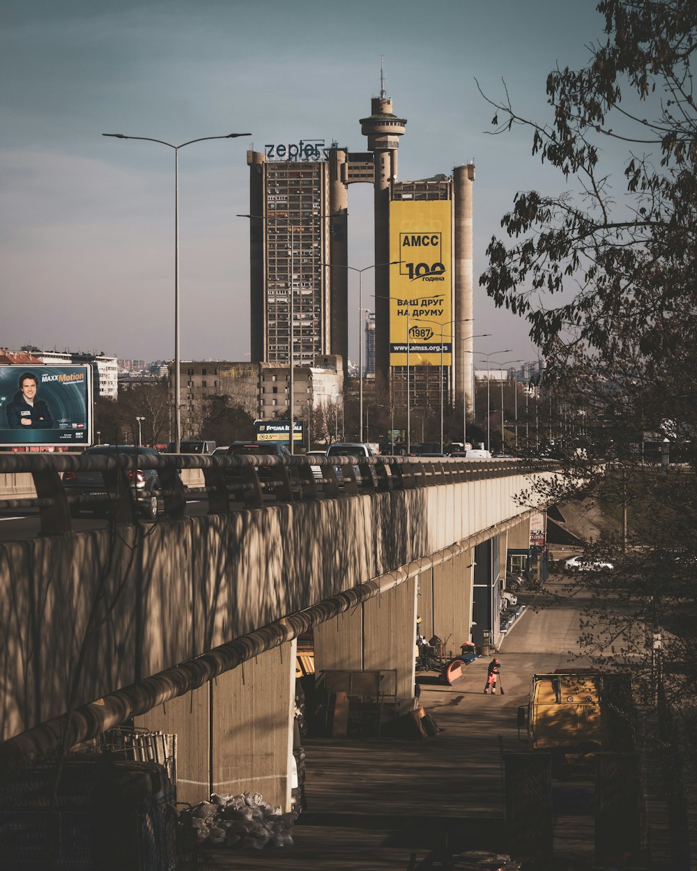 Auto su strada vicino al ponte durante il giorno