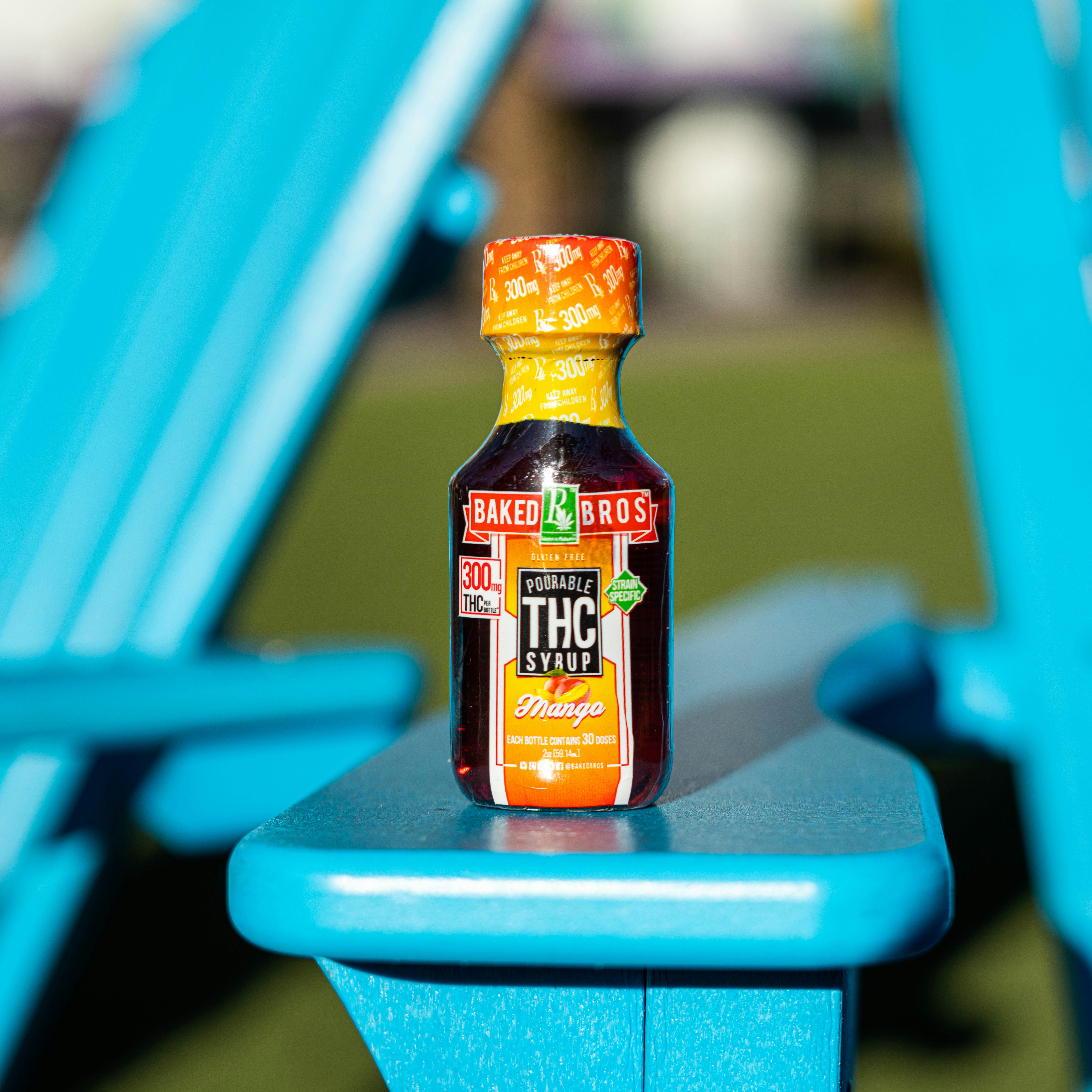 garrafa rotulada preta e amarela