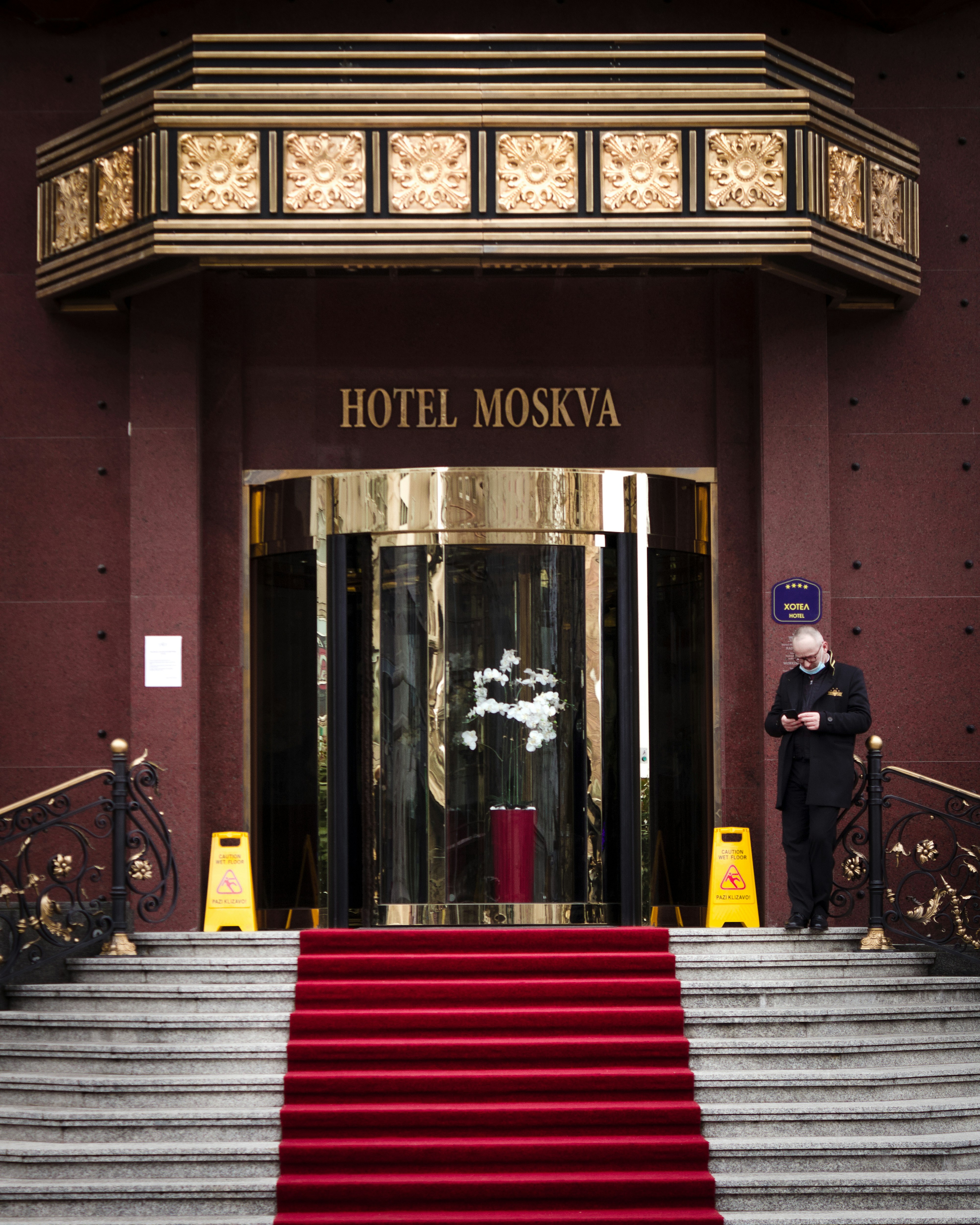 cancello in acciaio nero e oro