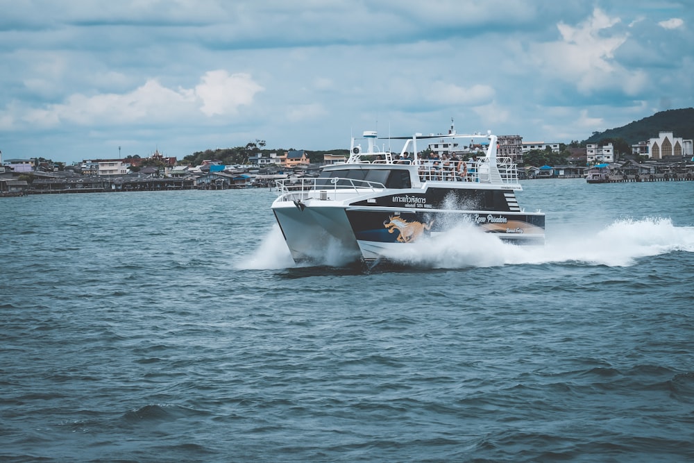 bateau blanc et rouge sur la mer pendant la journée