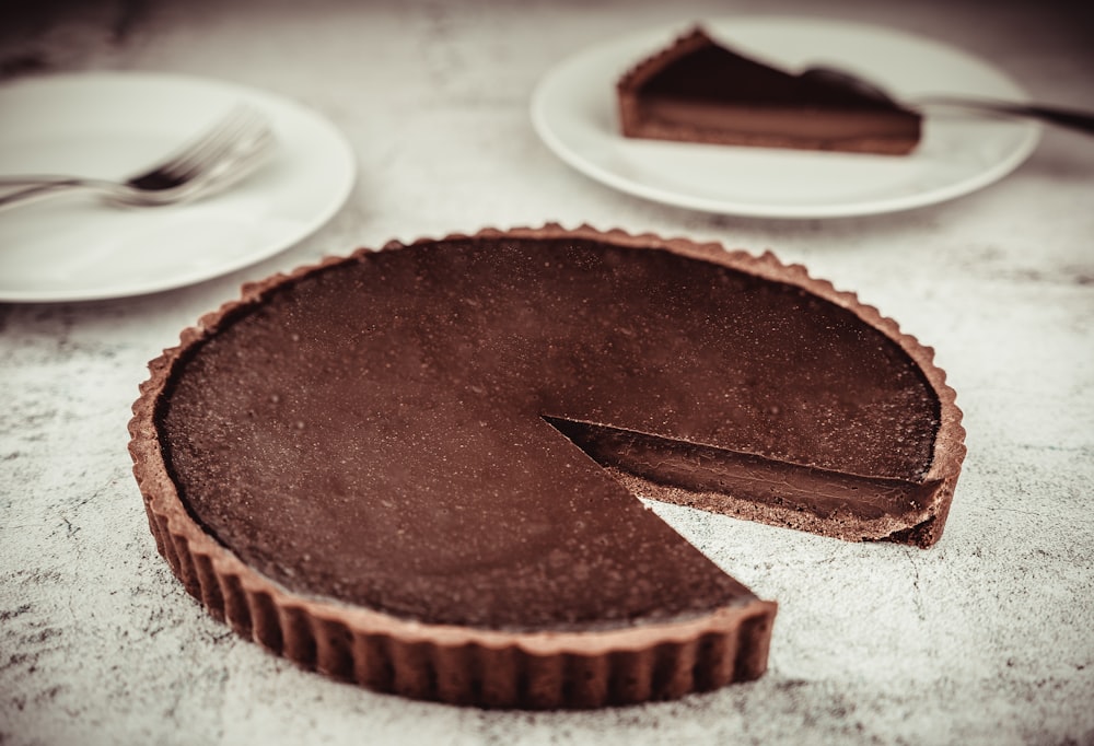 brauner Kuchen auf weißem Keramikteller