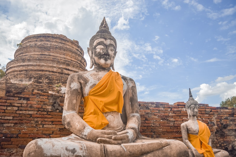 estátua de buddha sob o céu azul durante o dia