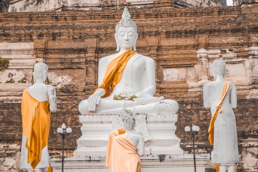 Statue de Bouddha en béton blanc pendant la journée