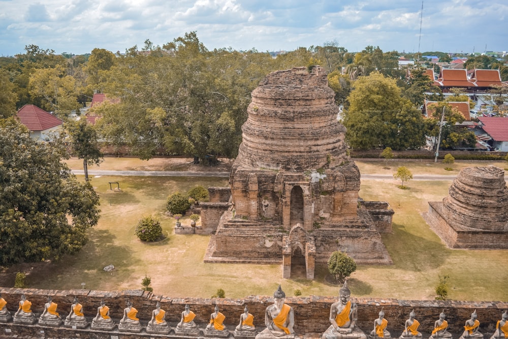 Personas que caminan sobre un templo de hormigón marrón durante el día