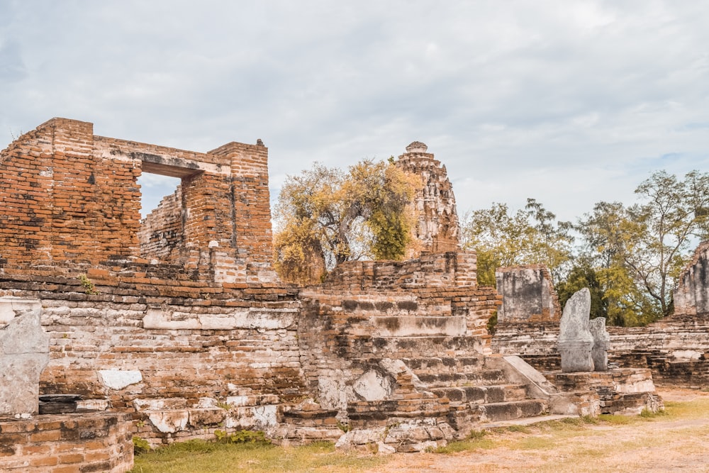 Ruines de briques brunes sous des nuages blancs pendant la journée