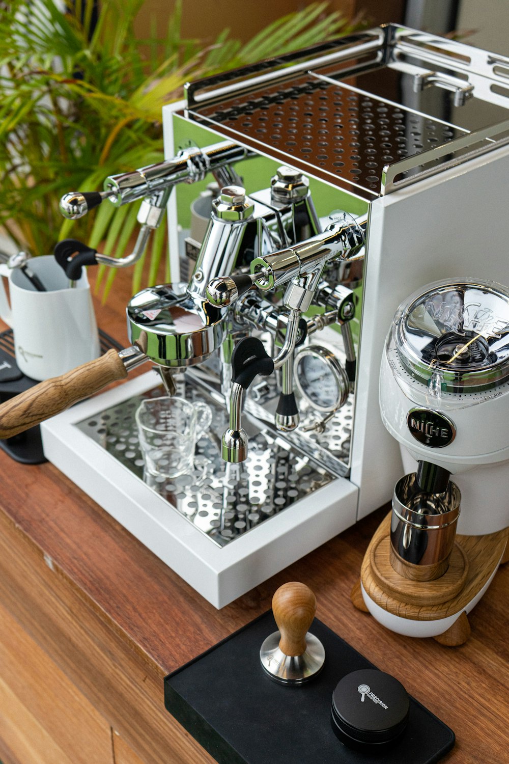 Machine à café argentée et brune