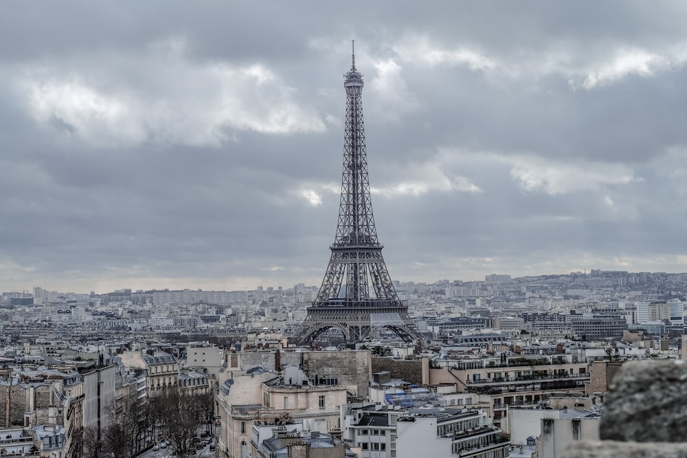 낮 동안 프랑스 파리의 에펠탑