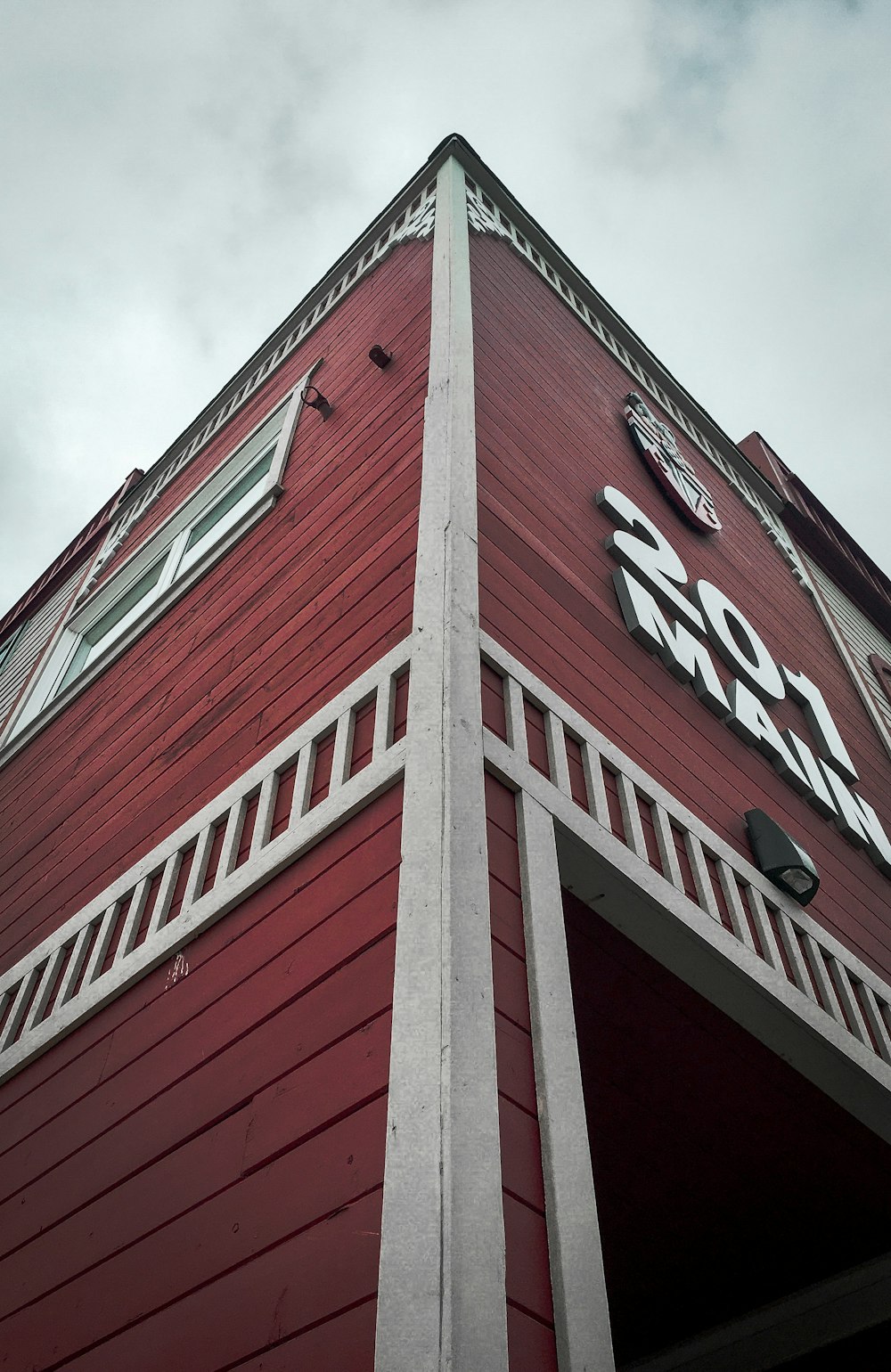 edifício de concreto vermelho e branco sob nuvens brancas durante o dia