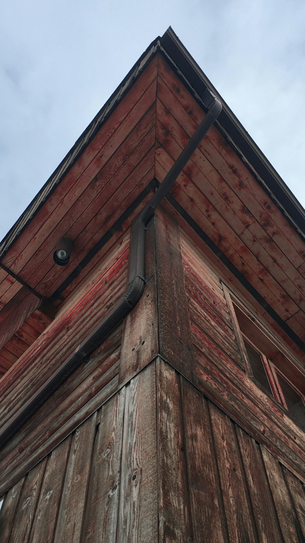 Braunes Holzhaus unter blauem Himmel tagsüber