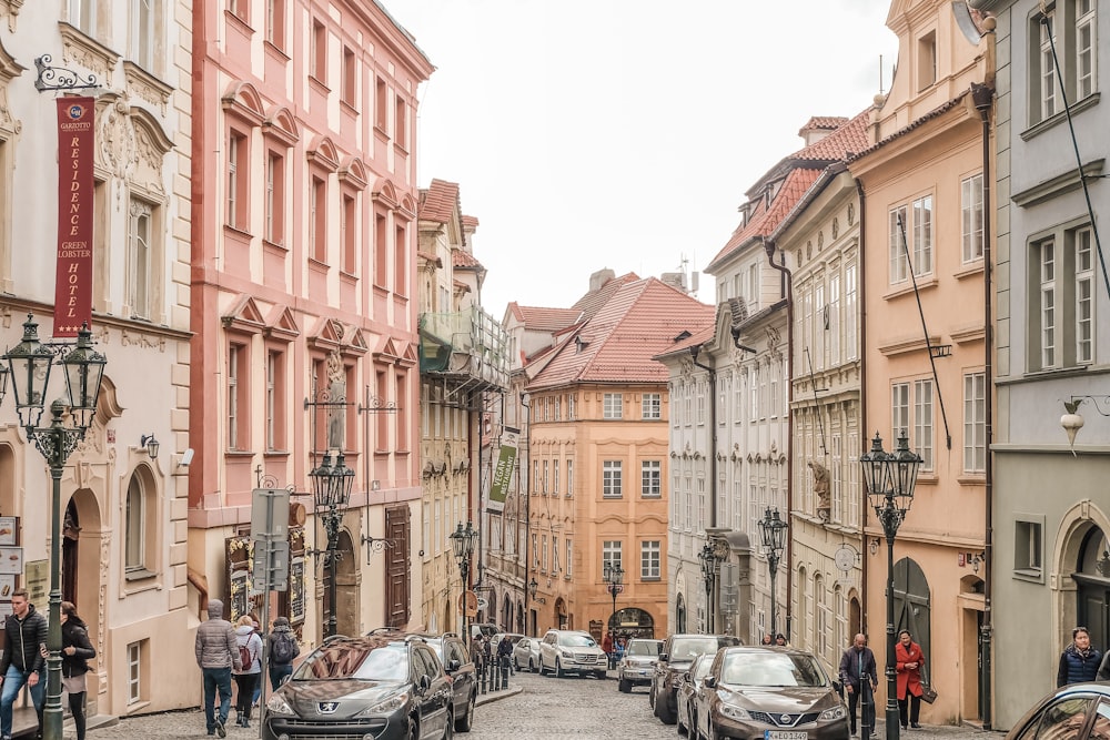 Autos, die tagsüber neben einem braunen Betongebäude geparkt sind