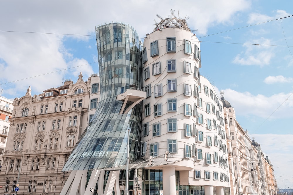 Edificio de hormigón blanco y marrón bajo el cielo azul durante el día