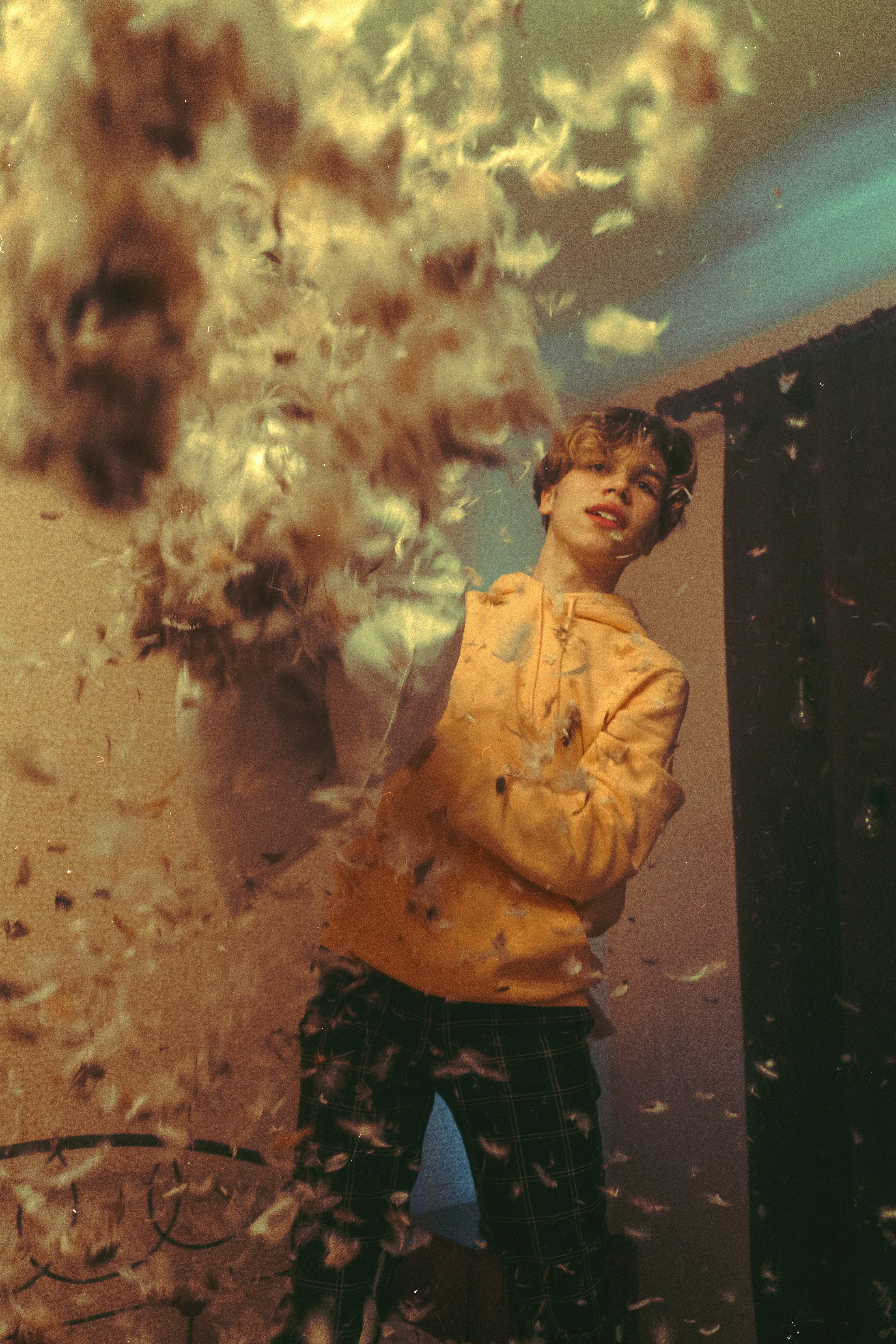 Frau in gelbem Hemd und schwarzer Hose