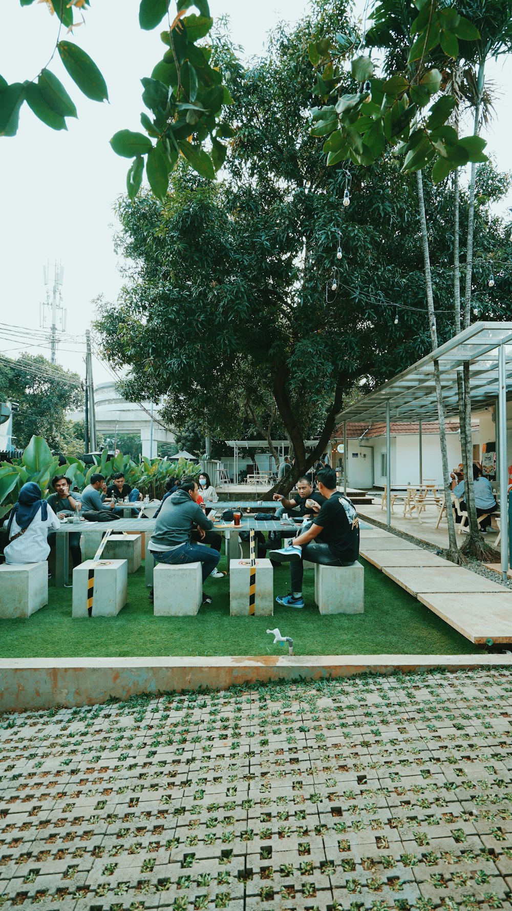 pessoas em pé na calçada durante o dia