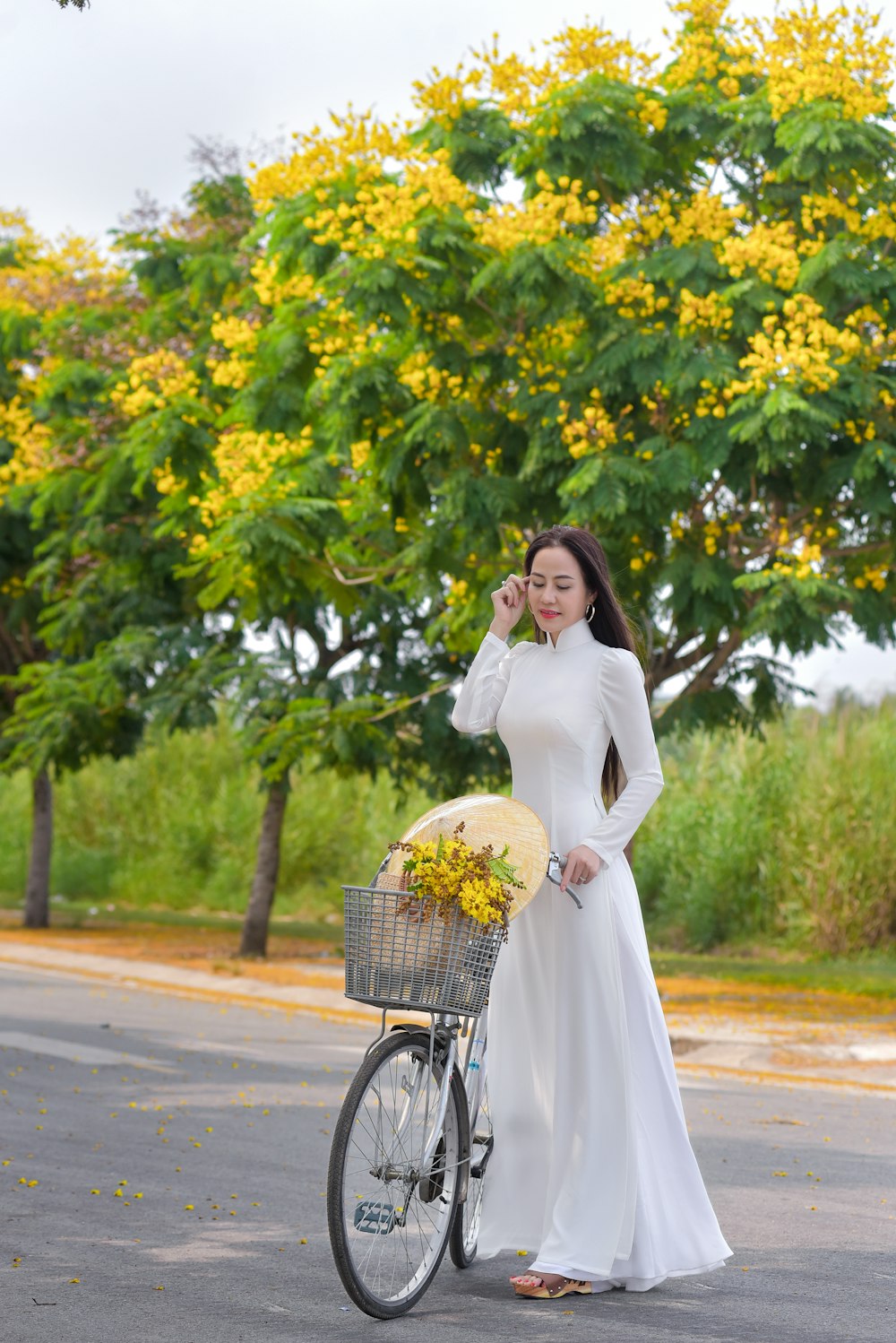 昼間 道路に立って花束を持っている白い長袖のドレスを着た女性の写真 Unsplashで見つける緑の無料写真