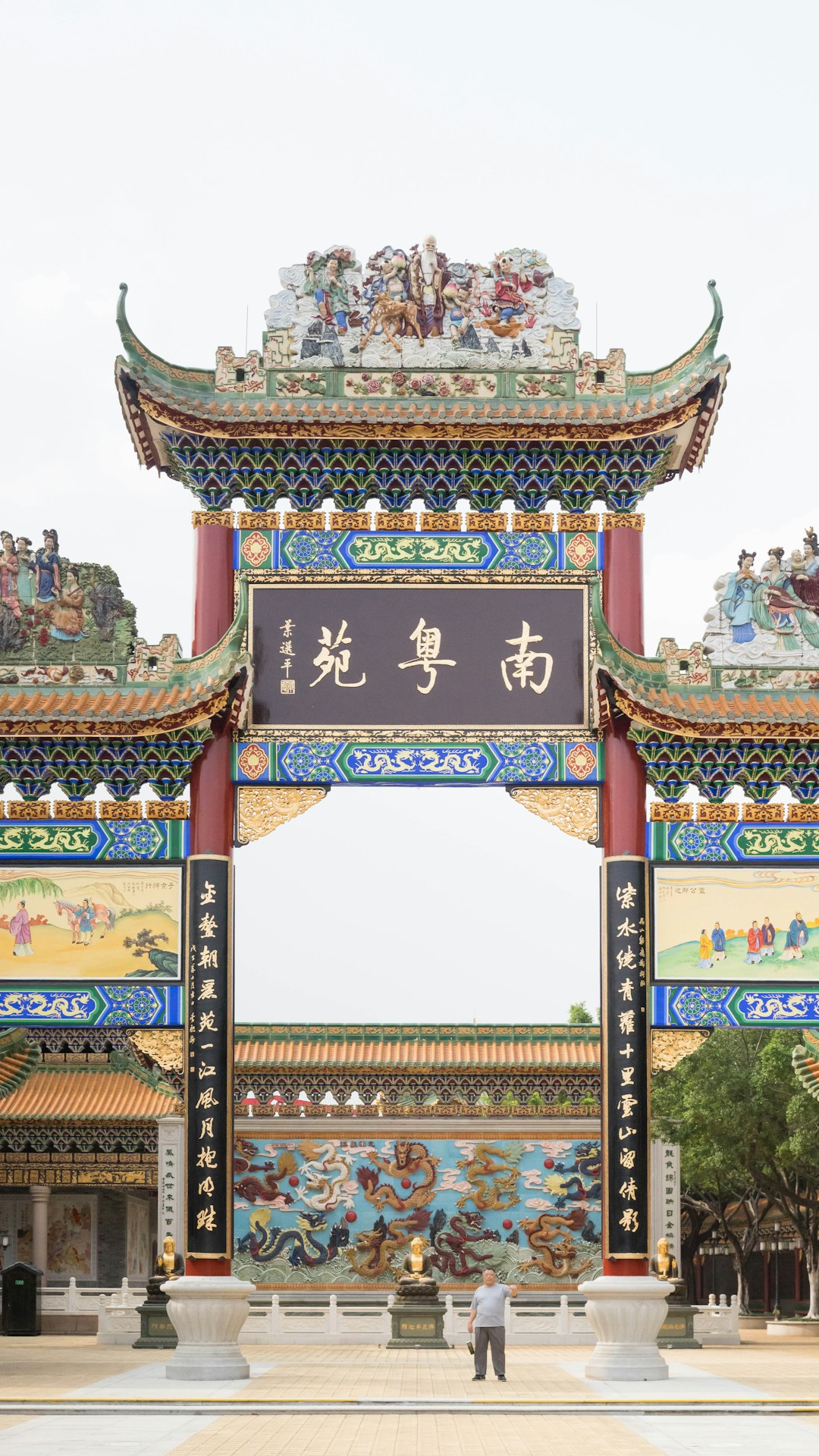 blue and brown chinese gate