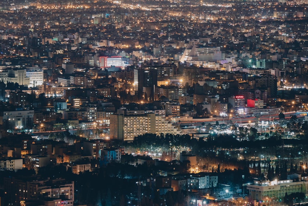 vista aérea dos edifícios da cidade durante a noite