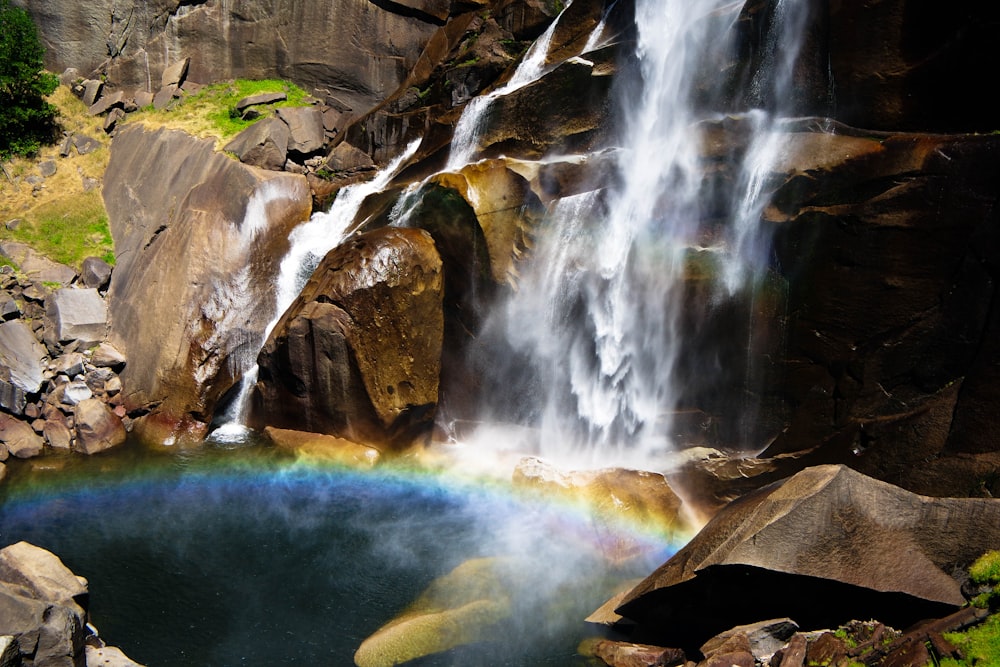 El agua cae sobre la roca marrón