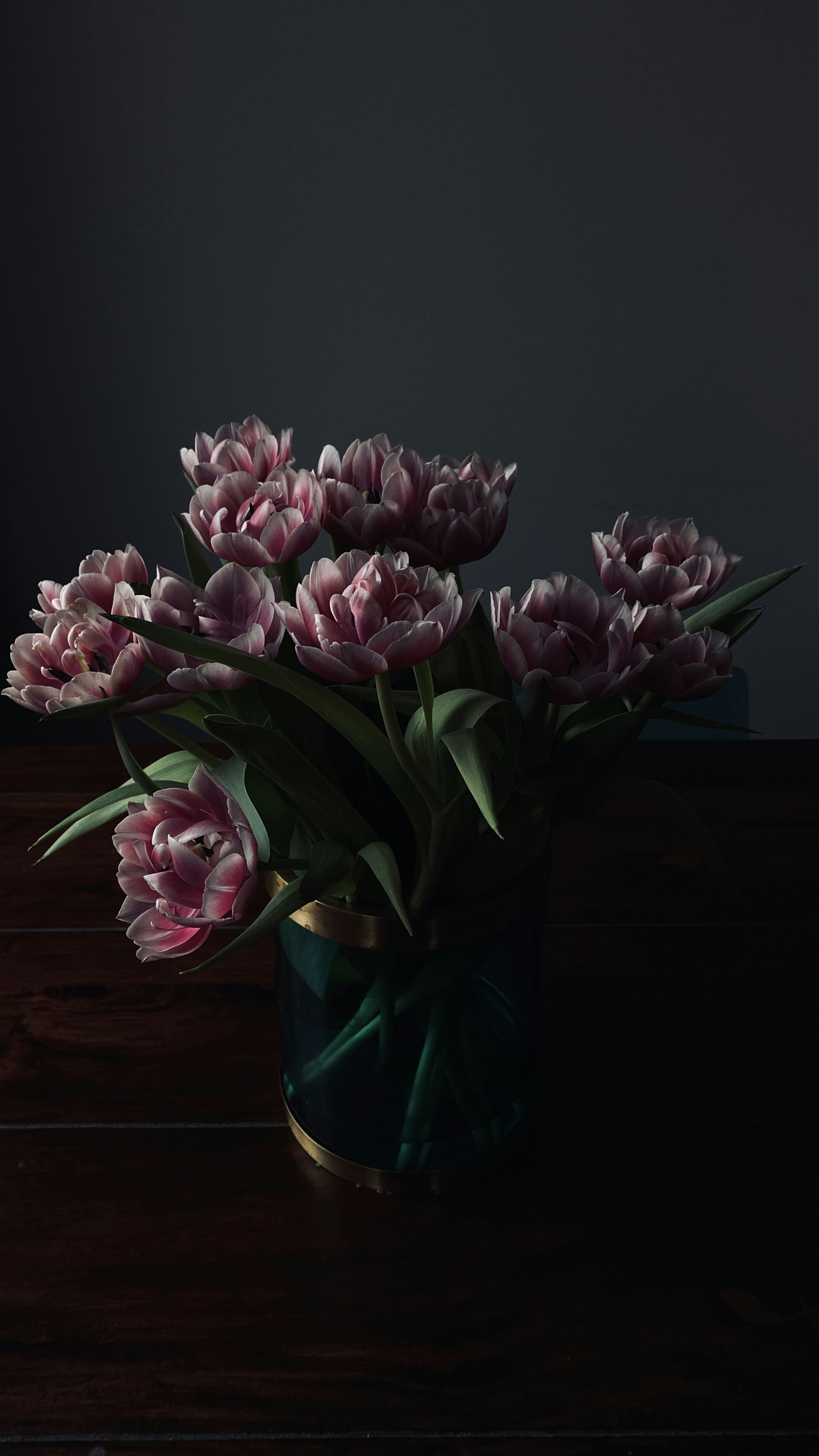 Flowers On Table Pictures Download Free Images on Unsplash