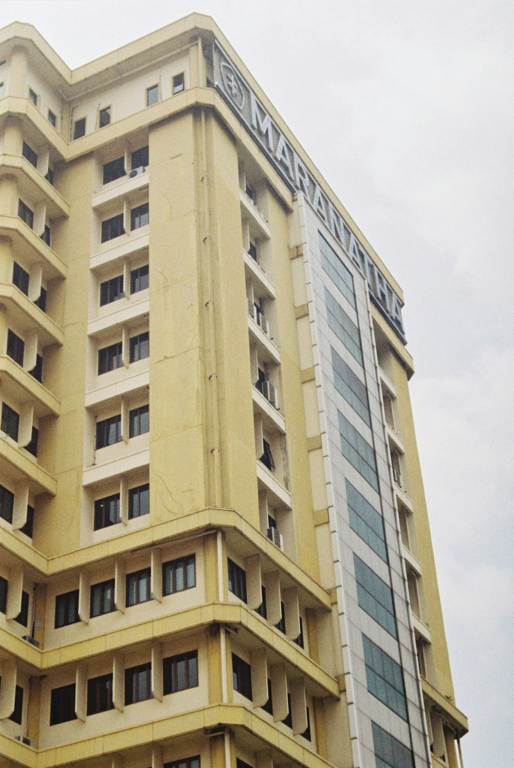 edificio in cemento bianco durante il giorno