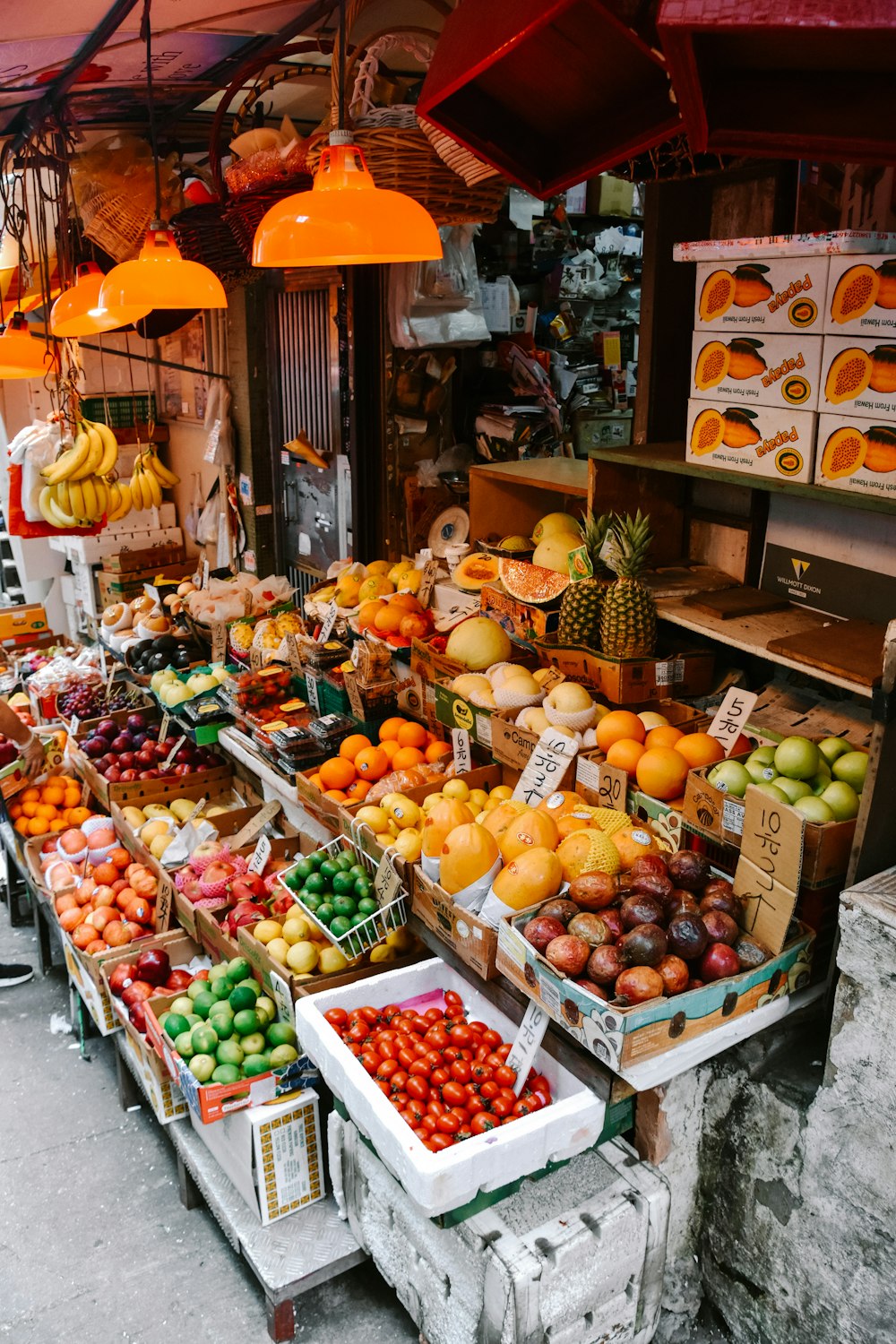 manzanas rojas y amarillas en el puesto de frutas