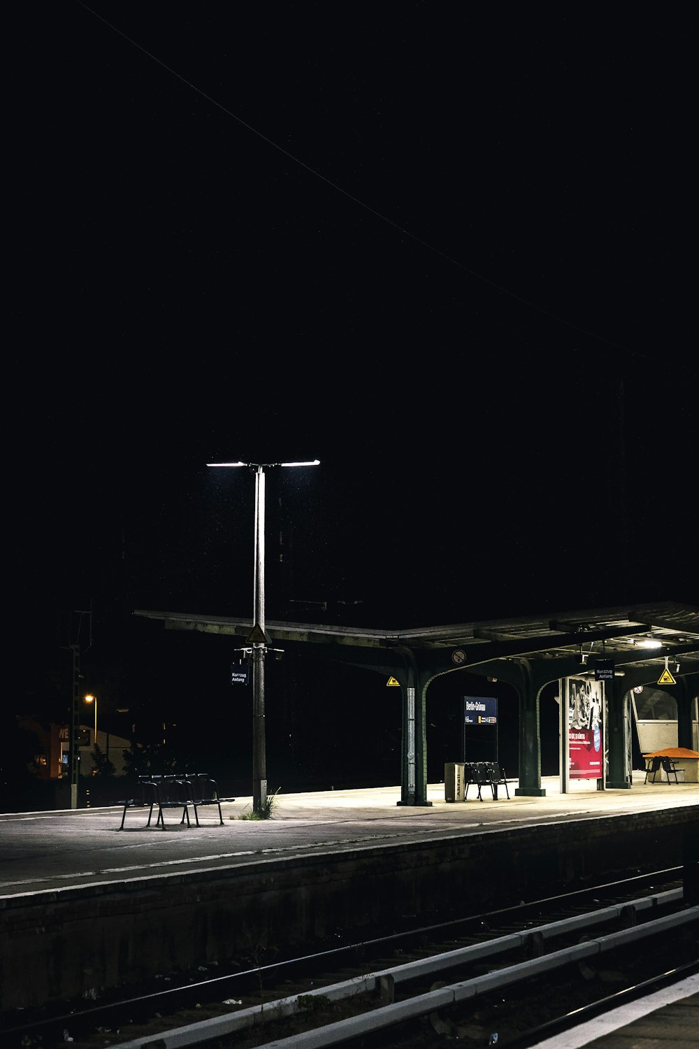 야간 동안 회색 콘크리트 도로의 회색 금속 기둥