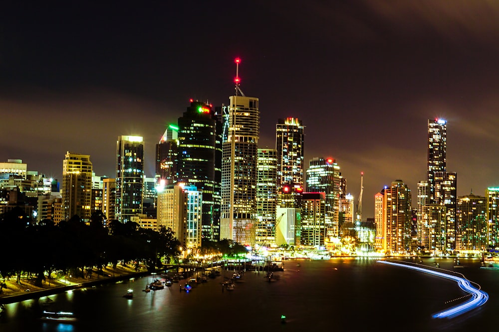 Skyline der Stadt bei Nacht