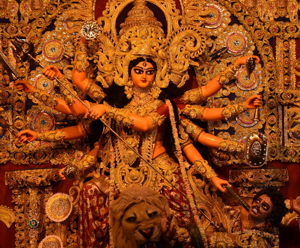 divindade hindu com coroa de ouro