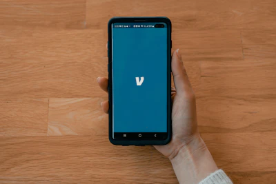 A smartphone screen showing the Vinculum app interface with question prompts.