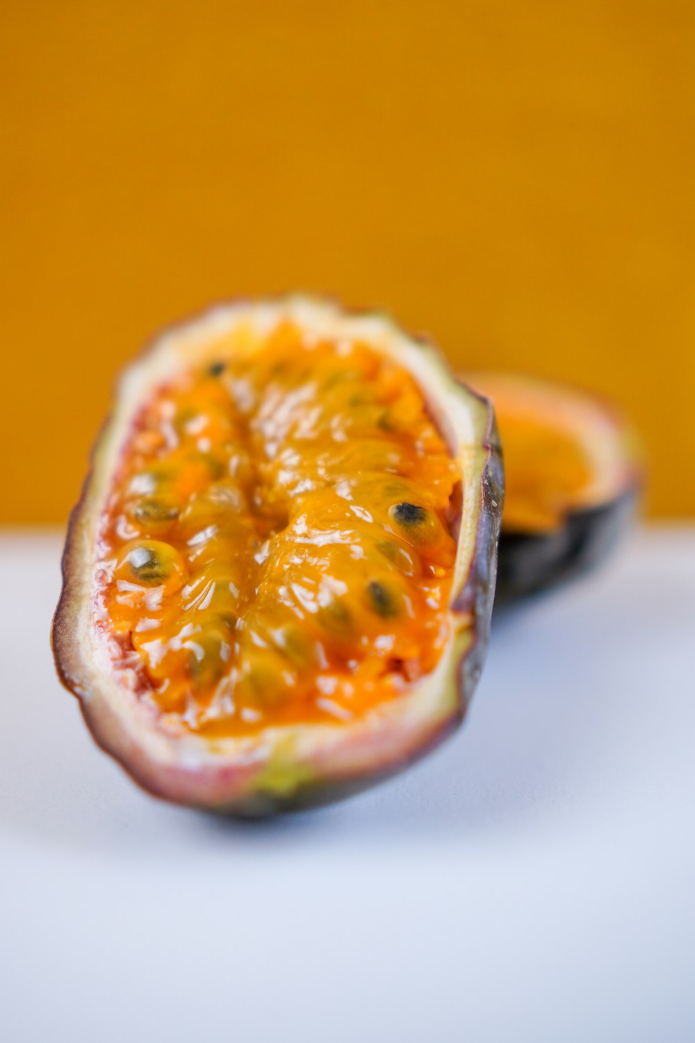 fruits orange tranchés sur une surface blanche