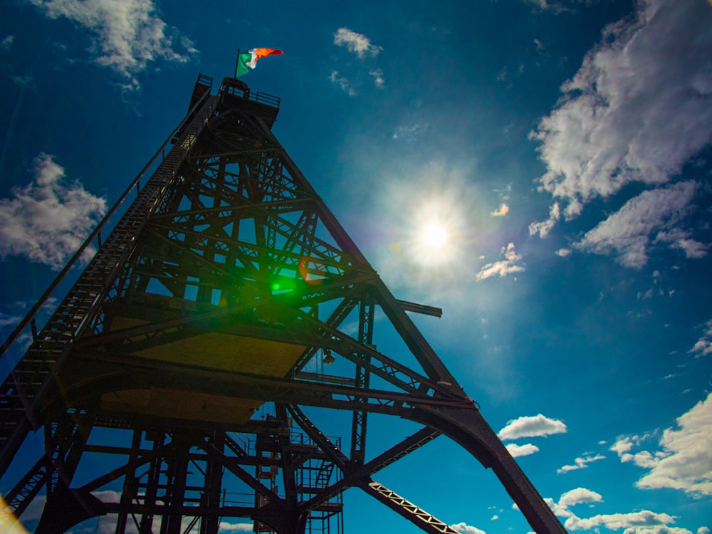 Schwarzer Metallturm unter blauem Himmel