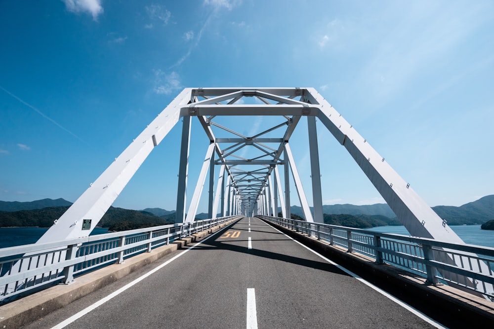 ponte de metal branco sob o céu azul durante o dia