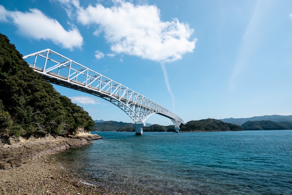 ponte branca sobre o mar durante o dia