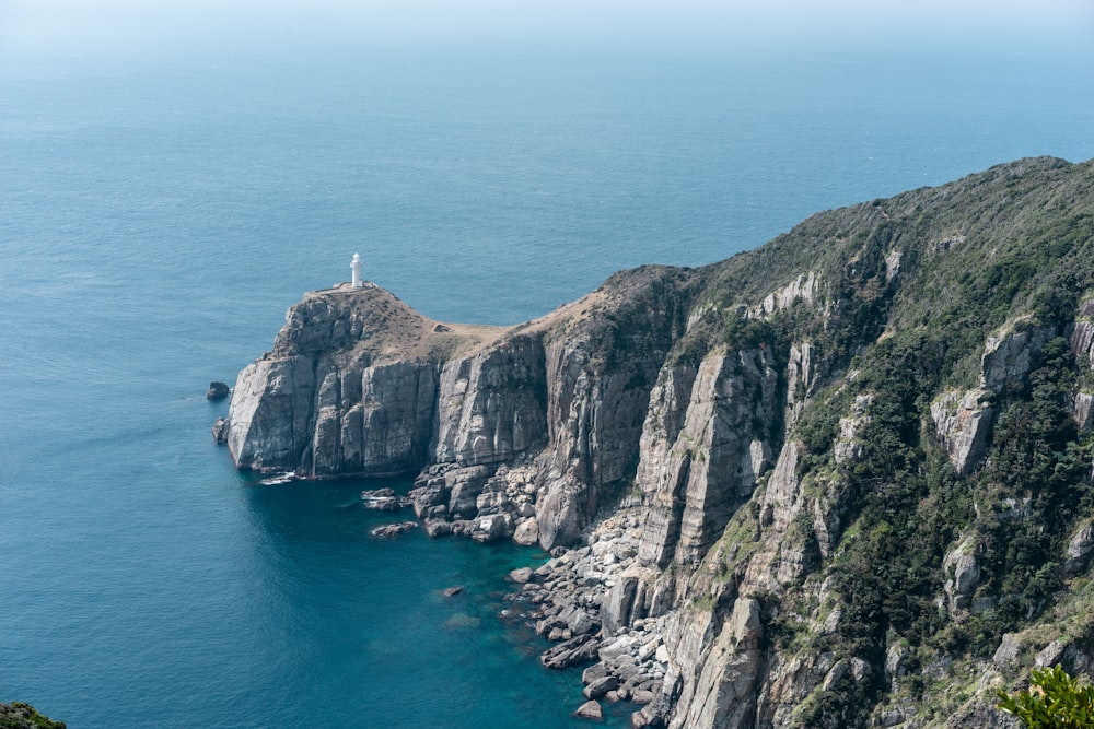 Veduta aerea della montagna rocciosa accanto al mare durante il giorno