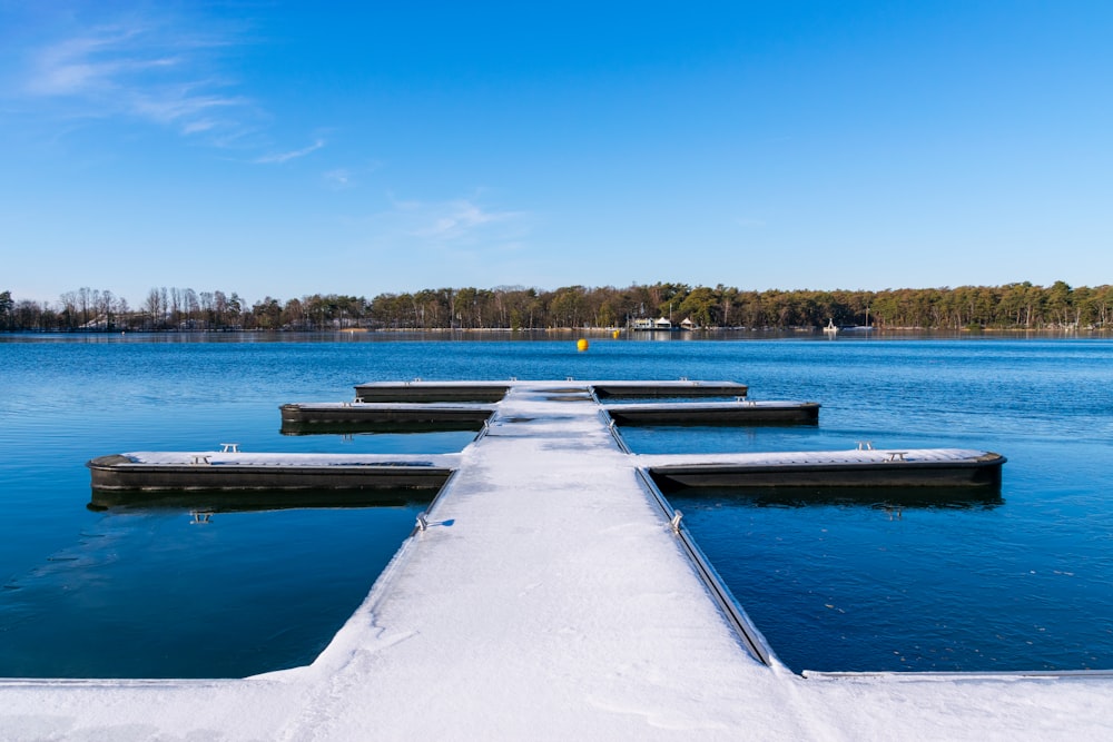 weißes und graues Boot auf See tagsüber