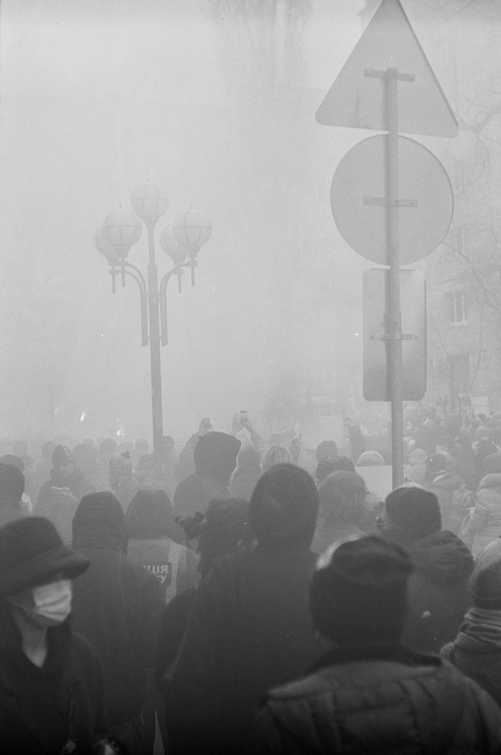 Foto en escala de grises de personas de pie en el escenario