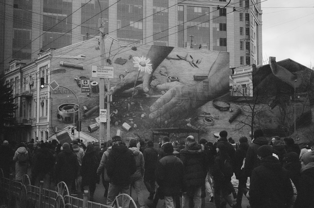 Photo en niveaux de gris de personnes marchant dans la rue