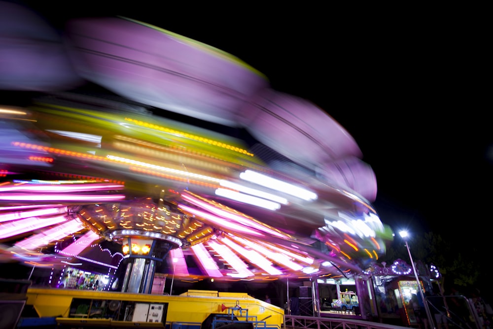 Fotografía de lapso de tiempo de luces en carrusel durante la noche