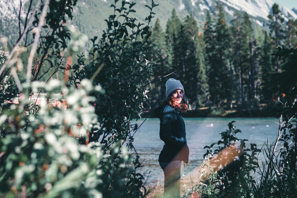 femme en chemise noire et short bleu debout sur l’eau