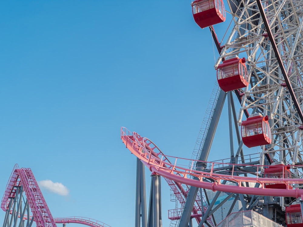 rot-weißes Riesenrad tagsüber unter blauem Himmel