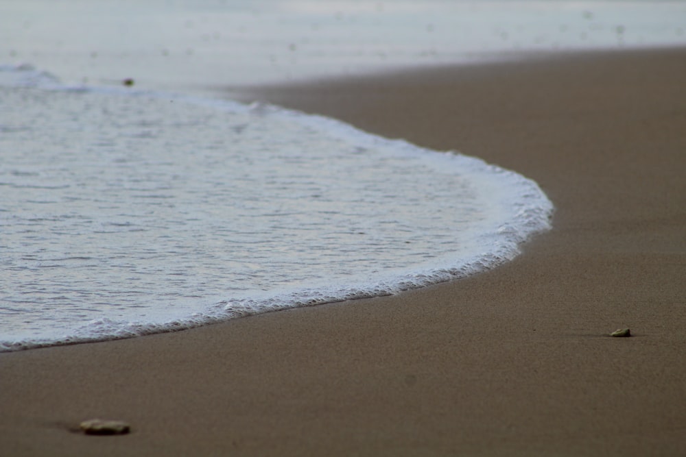 weißer Sand in der Nähe von Gewässern tagsüber