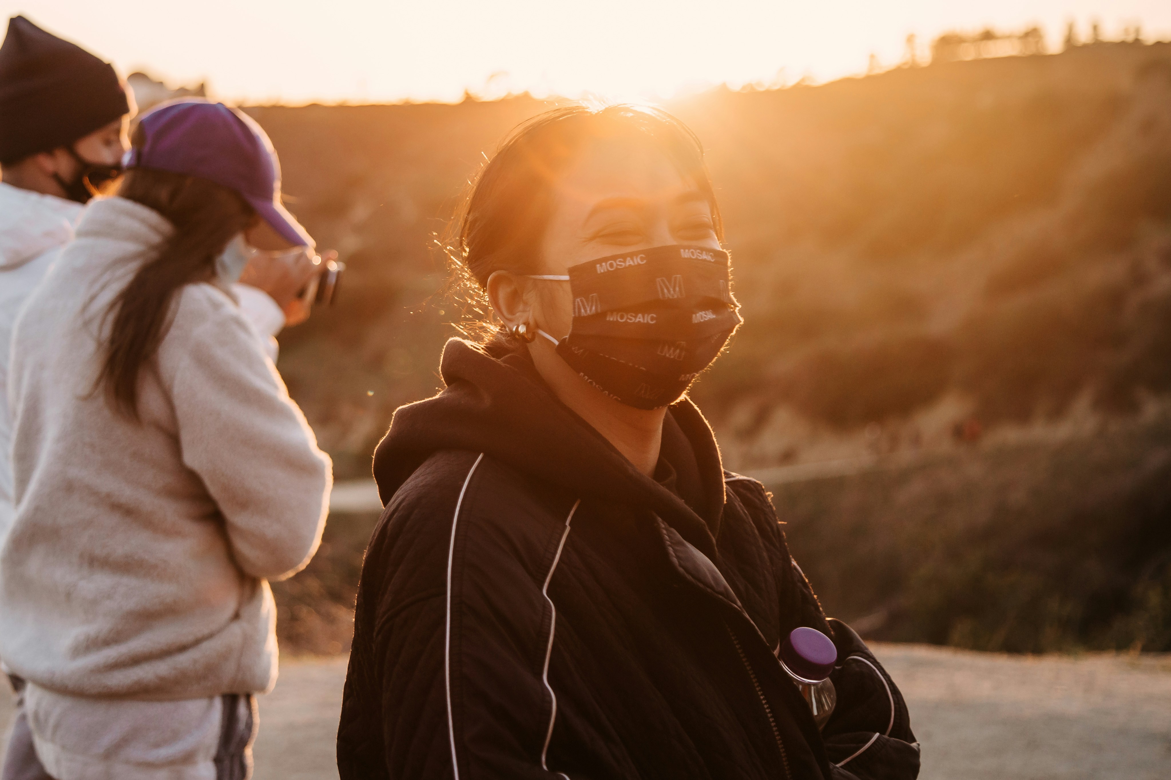 Mann in schwarzem Kapuzenpullover mit Sonnenbrille tagsüber