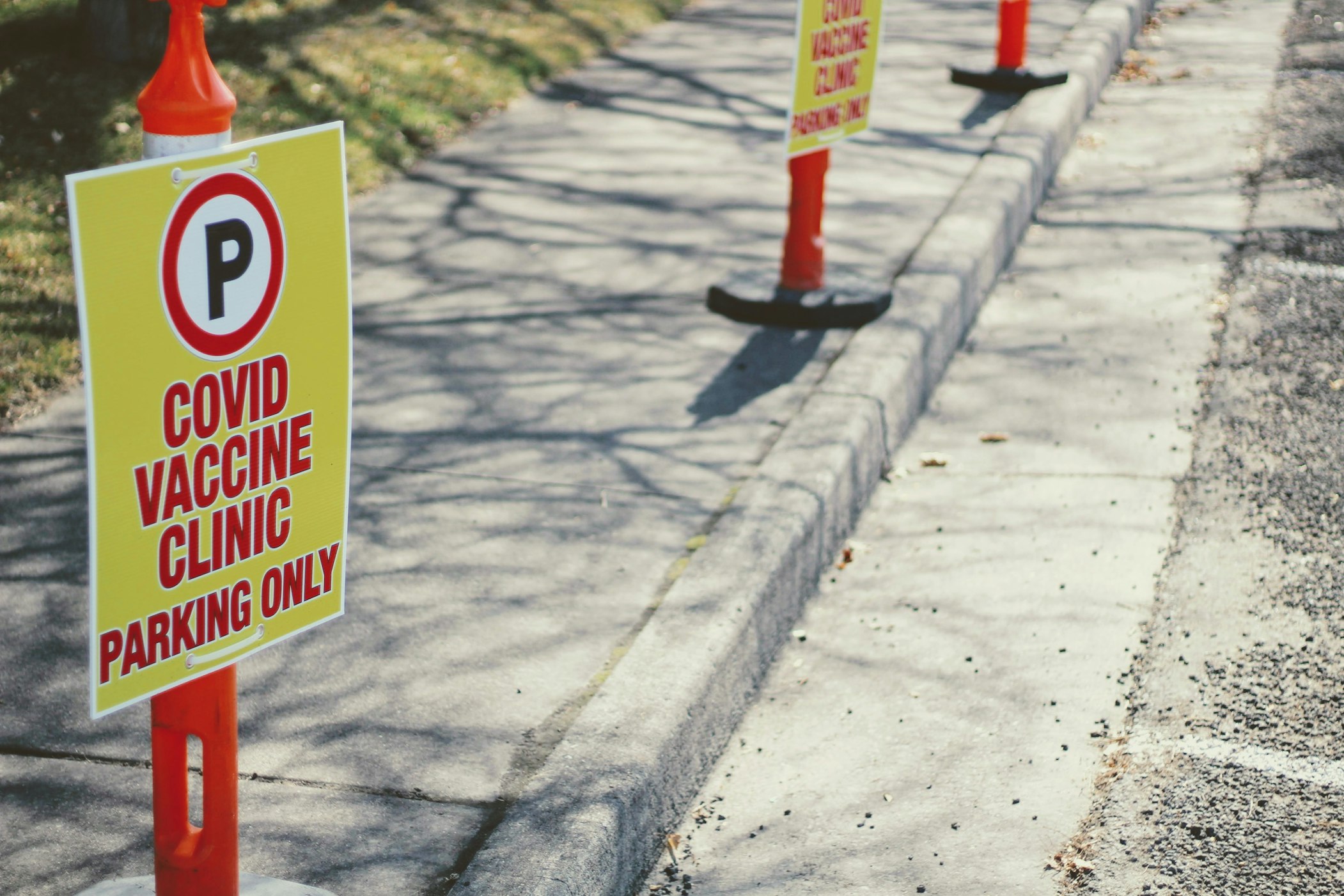 A parking sign for a coronavirus vaccine clinic (Joshua Hoehne via Unsplash)