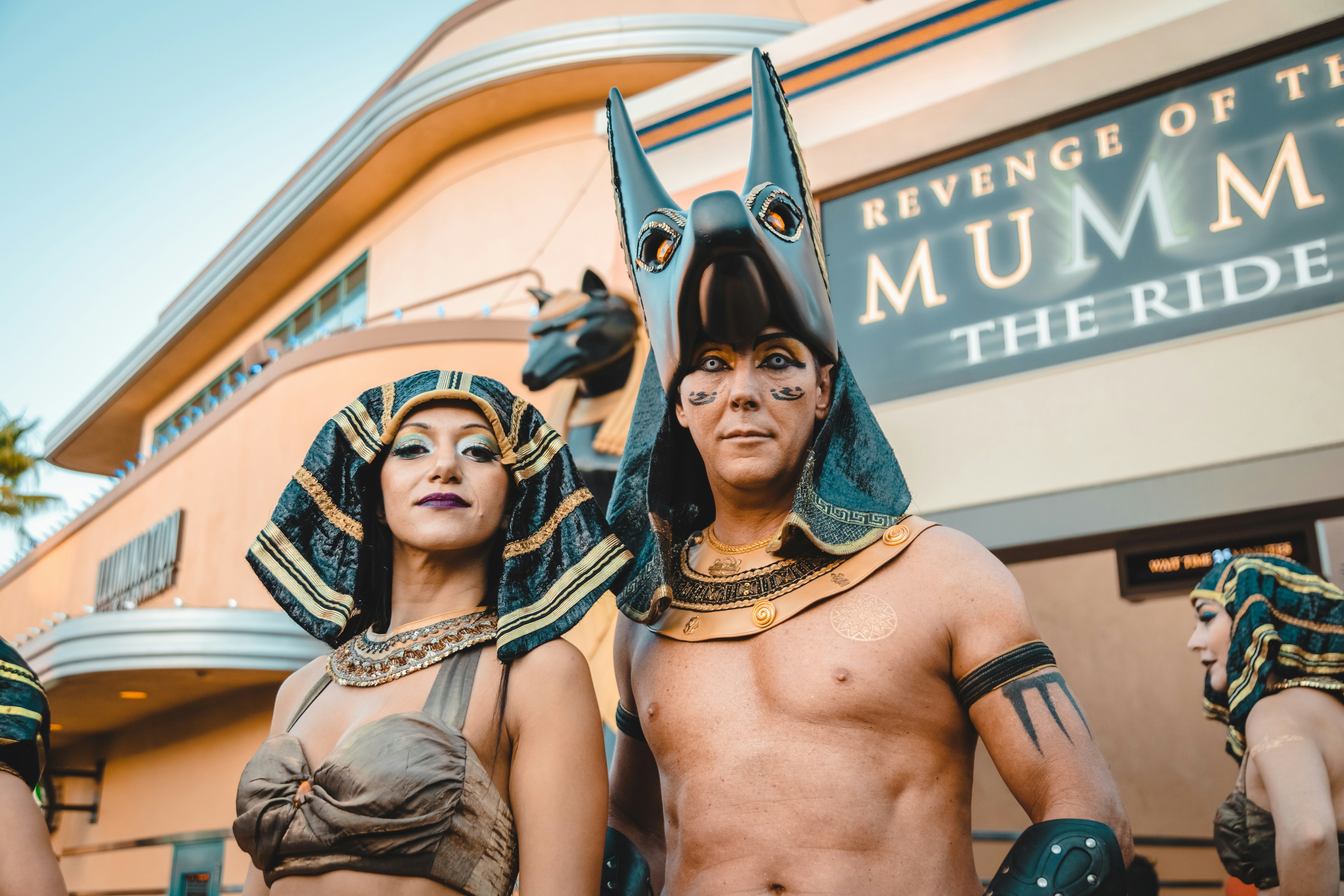 Mann in schwarz-gelber Maske