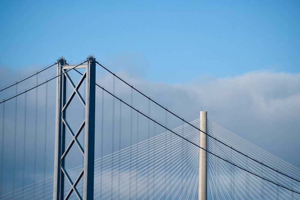 Graue Metallbrücke unter blauem Himmel tagsüber